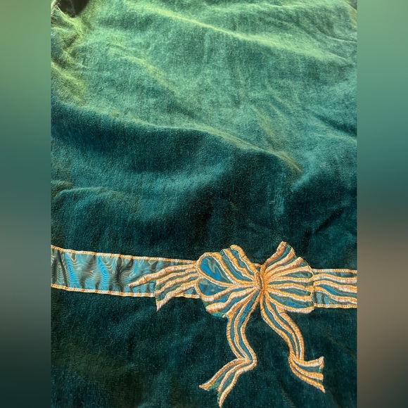 Luxurious Green Velvet Holiday Towels with Embroidered Bow - Picture 10 of 10